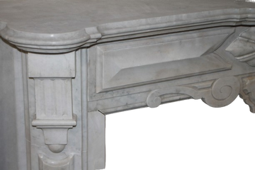 Französischer Kamin aus weißem Marmor im Stil von Ludwig XV des 19. Jahrhunderts