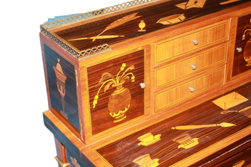 Petit Bureau à Gradins Marqueté de Style Louis XVI – France, Début du XXe Siècle