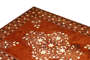 Tavolino basso siriano in legno di Teak del 1800 con ricchi motivi di intarsio