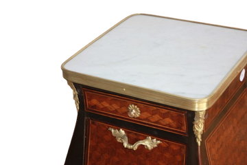 Bellissimo comodino francese in Ebano con bronzi e marmo Luigi XV