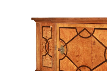 Buffet Biedermeier en orme et ronce d’orme – Europe du Nord, XIXe siècle