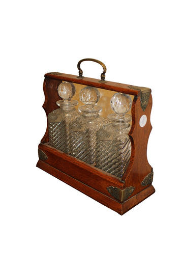 Ensemble de 3 carafes anglaises en cristal avec coffret en chêne, style victorien, seconde moitié du XIXe siècle