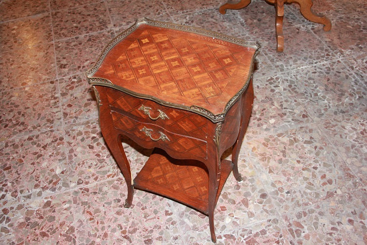 Comodino tavolino francese della seconda metà del 1800 stile Luigi XV in bois de rose