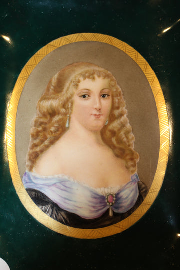 Piatto in porcellana francese di fine ’800 con dama e bordi neri e dorati