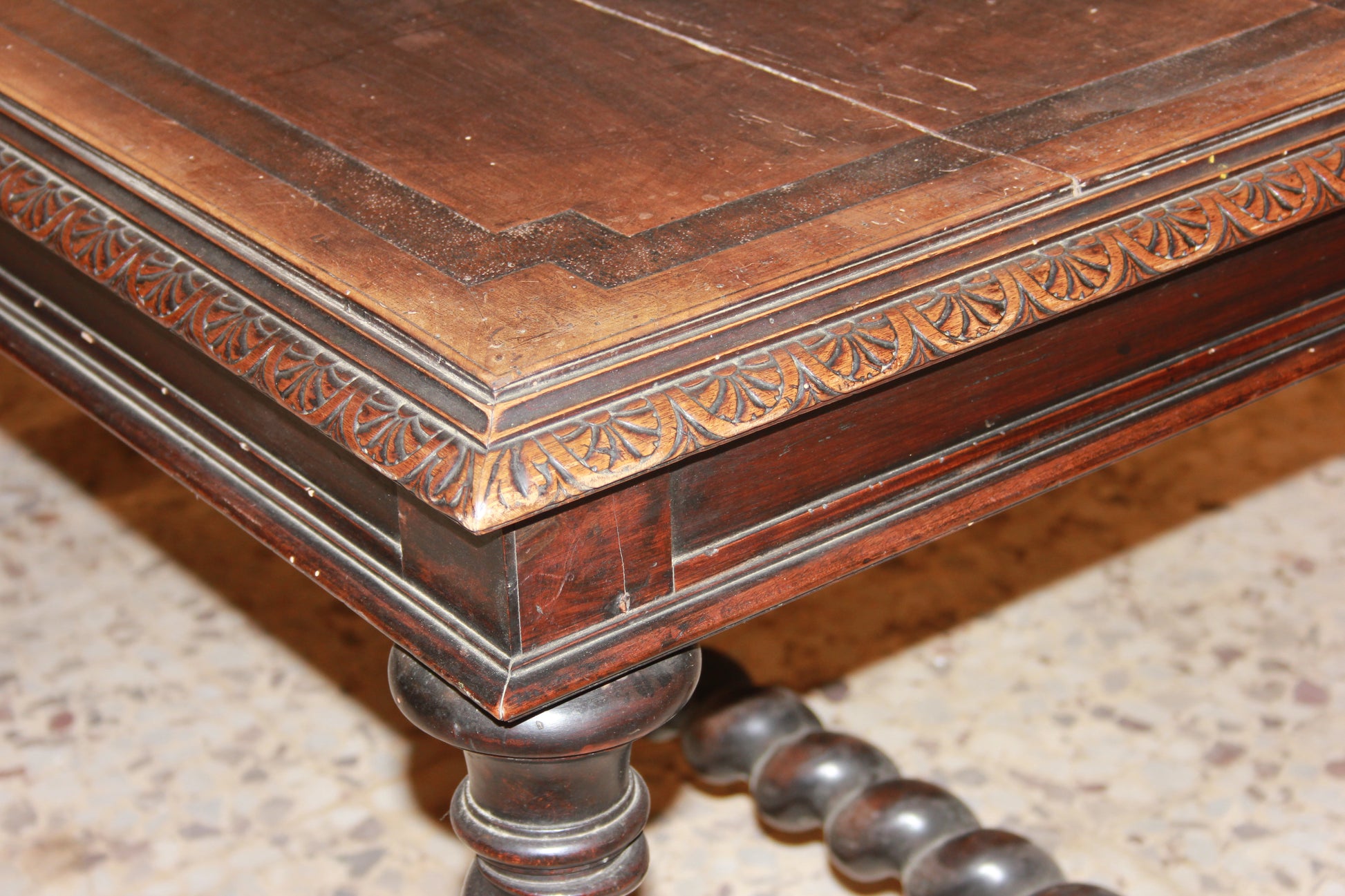 Grande tavolo francese di inizio 1800 in legno di noce con intagli