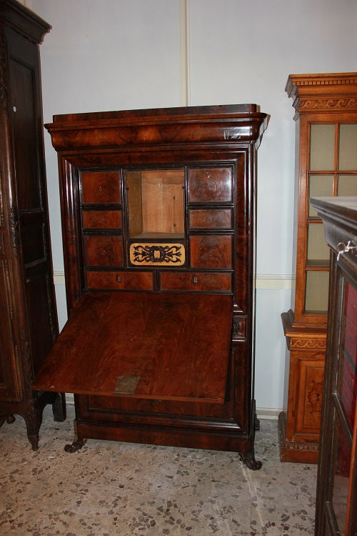 Grande secretaire Biedermeier della seconda metà del 1800 in piuma di mogano