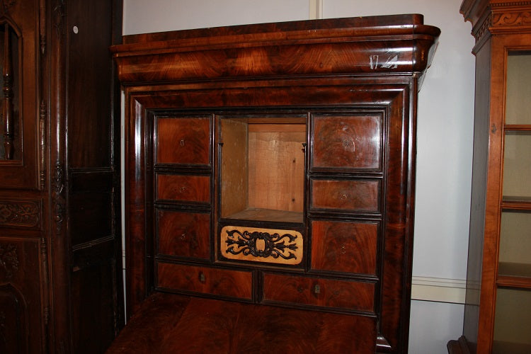 Grande secretaire Biedermeier della seconda metà del 1800 in piuma di mogano