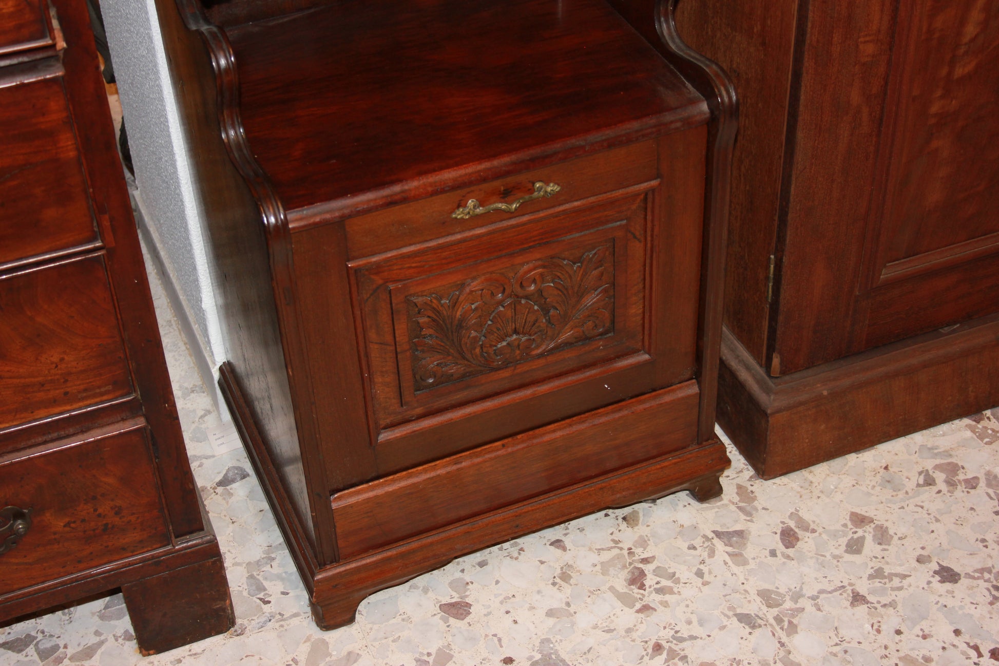 Piccolo cabinet inglese della seconda metà del 1800 stile Vittoriano in legno di mogano