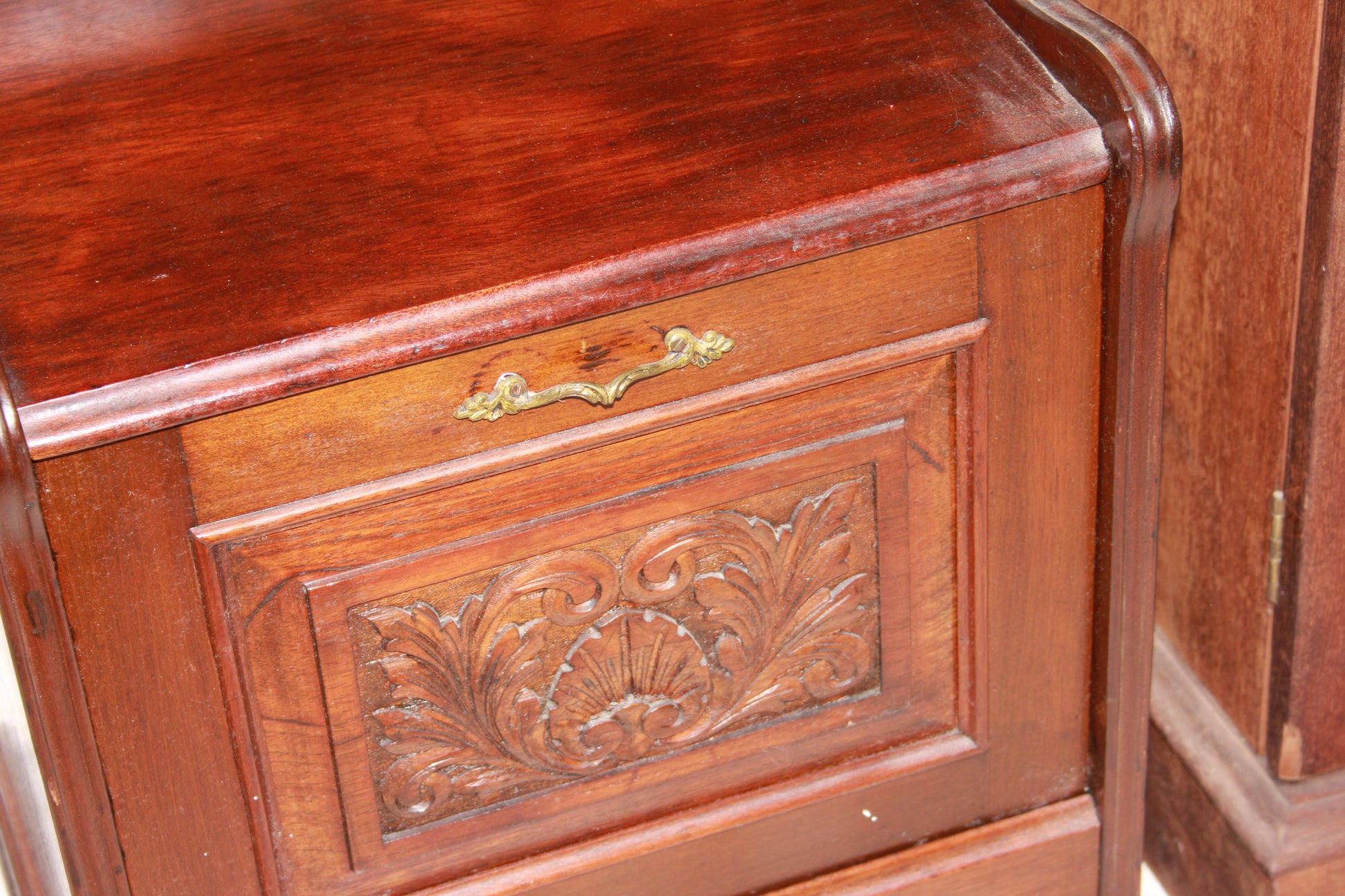 Piccolo cabinet inglese della seconda metà del 1800 stile Vittoriano in legno di mogano