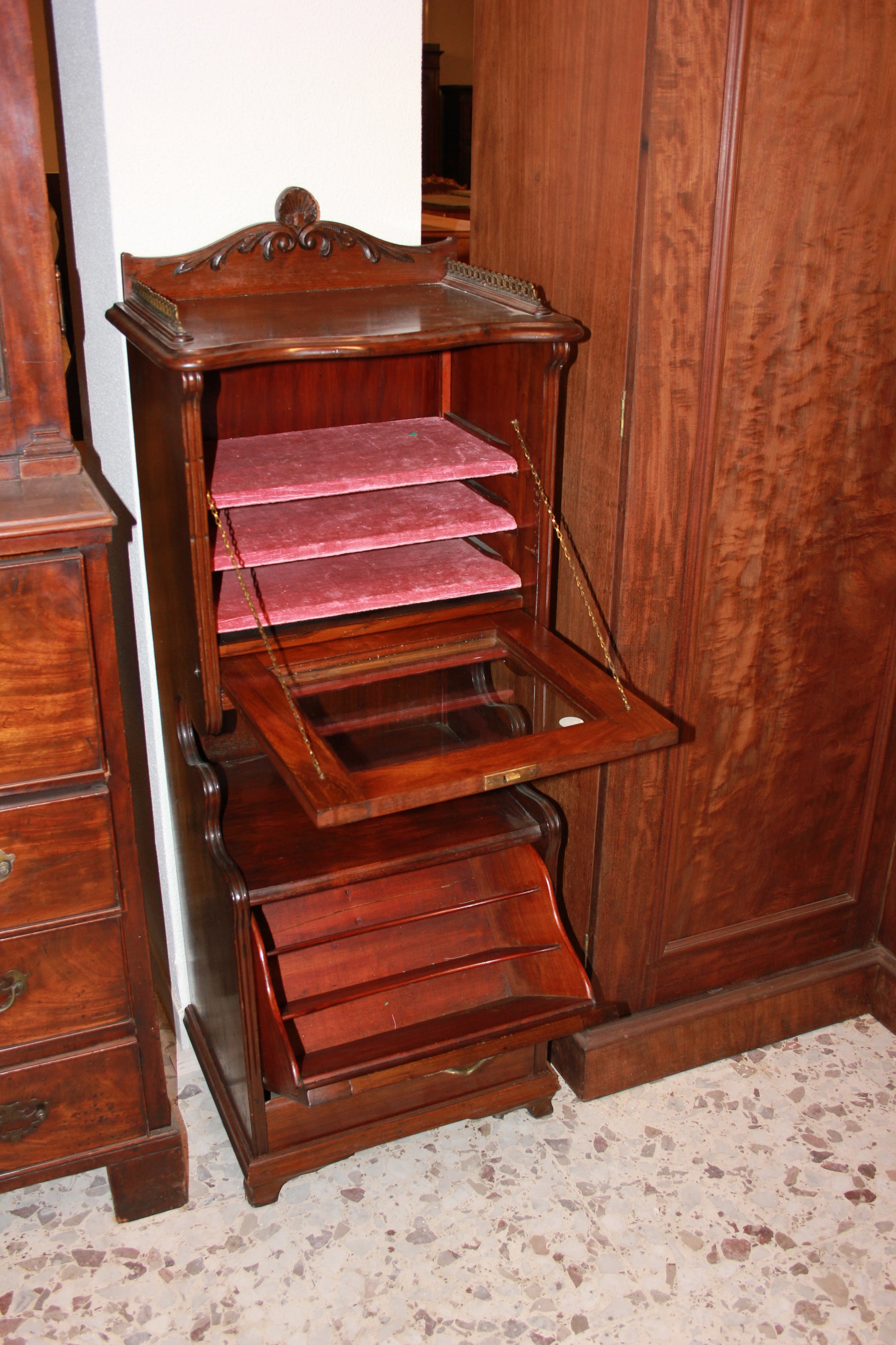 Piccolo cabinet inglese della seconda metà del 1800 stile Vittoriano in legno di mogano