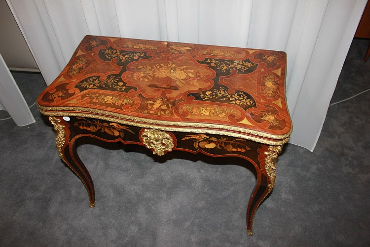 Prezioso tavolino da gioco inglese di gusto francese stile Luigi XV prima metà 1800