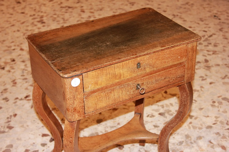 Piccolo tavolino da lavoro stile Direttorio in legno di noce XIX secolo