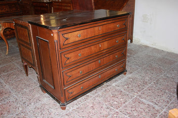 Italian Lombardo chest of drawers from 1700 in walnut wood with ebonized profiles