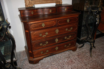 Commode espagnole 1700 en bois de noyer agrémentée de filet d'incrustation