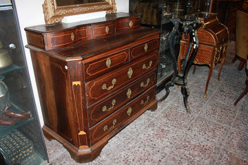 Commode espagnole 1700 en bois de noyer agrémentée de filet d'incrustation