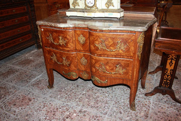 Superbo cassettone di inizio 1800 Francese stile Luigi XV in bois de rose con marmo e ricche applicazioni in bronzo dorato