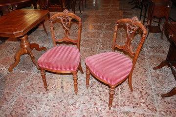 Groupe de 4 chaises en noyer à motifs sculptés de style victorien du 19ème siècle