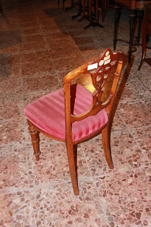 Gruppo di 4 sedie in legno di noce con motivi di intaglio XIX secolo Stile Vittoriano