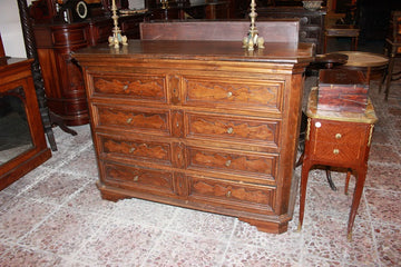 Tuscan chest of drawers from 1600 in walnut wood