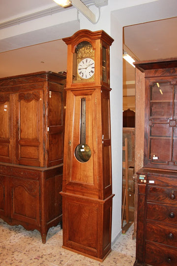 Horloge de parquet française du milieu des années 1800 de style provençal en bois de chêne