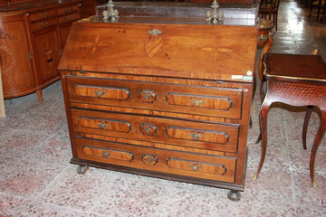 bureau a pente lombard italien du 17ème siècle en bois de noyer avec motifs incrustés