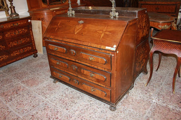 bureau a pente lombard italien du 17ème siècle en bois de noyer avec motifs incrustés