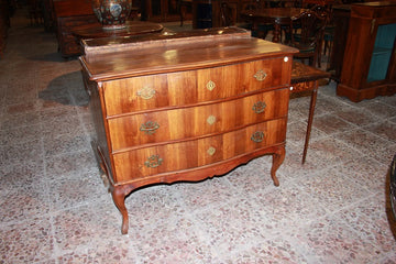 Venetian chest of drawers from the late 1700s in Louis XV style walnut wood