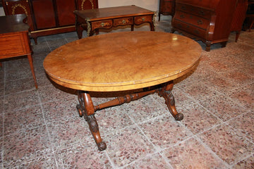 Table basse anglaise de la seconde moitié du 19ème siècle en bois de noyer