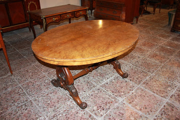 Table basse anglaise de la seconde moitié du 19ème siècle en bois de noyer