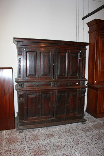 Maestosa credenza italiana del 1500 Rinascimento in legno di noce con Bambocci