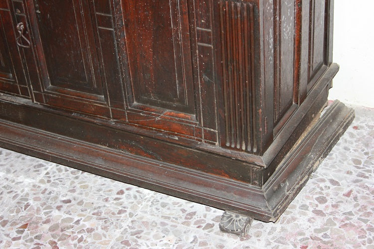 Maestosa credenza italiana del 1500 Rinascimento in legno di noce con Bambocci