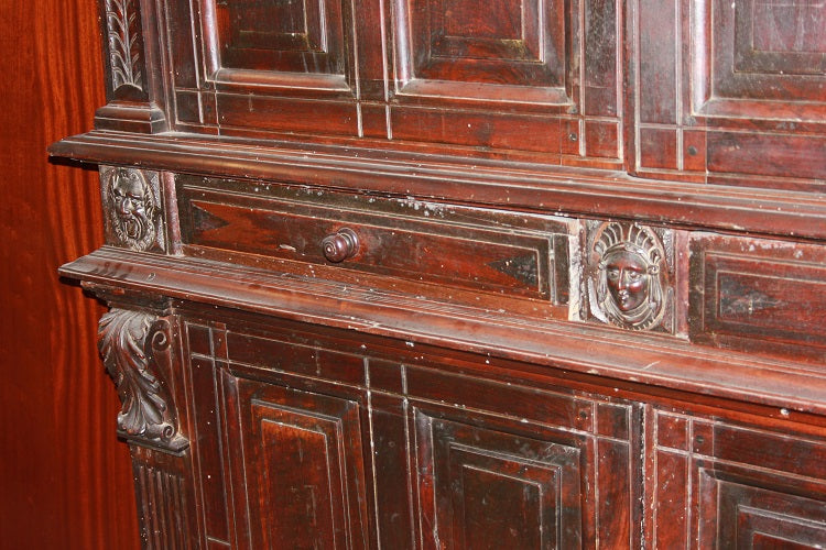 Maestosa credenza italiana del 1500 Rinascimento in legno di noce con Bambocci