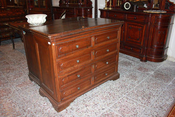 Italian chest of drawers from the 1600s in walnut wood