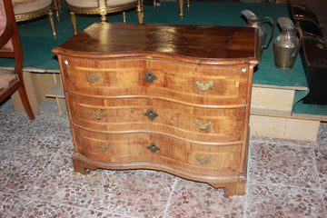 Superbe commode 1700 de style Marie-Antoinette en noyer