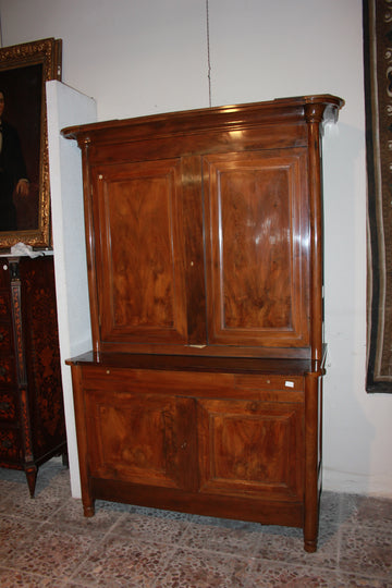 Buffet français du début du 19ème siècle, de style Louis Philippe, en bois de noyer