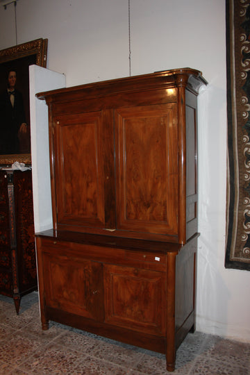 Buffet français du début du 19ème siècle, de style Louis Philippe, en bois de noyer