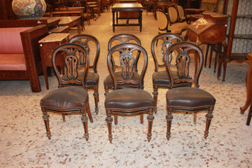 Groupe de 6 chaises de la seconde moitié du XIXème siècle, de style Louis Philippe, en noyer