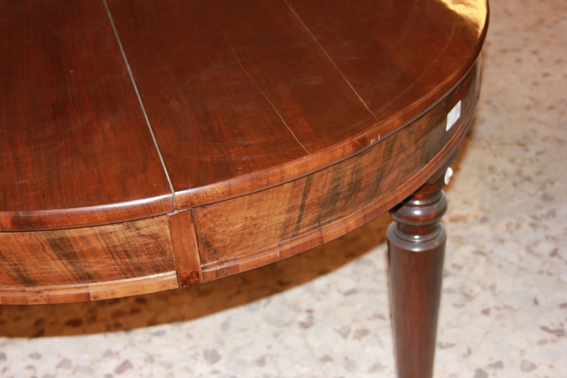 Tavolo circolare allungabile in legno di noce fiammato stile Luigi Filippo del 1800