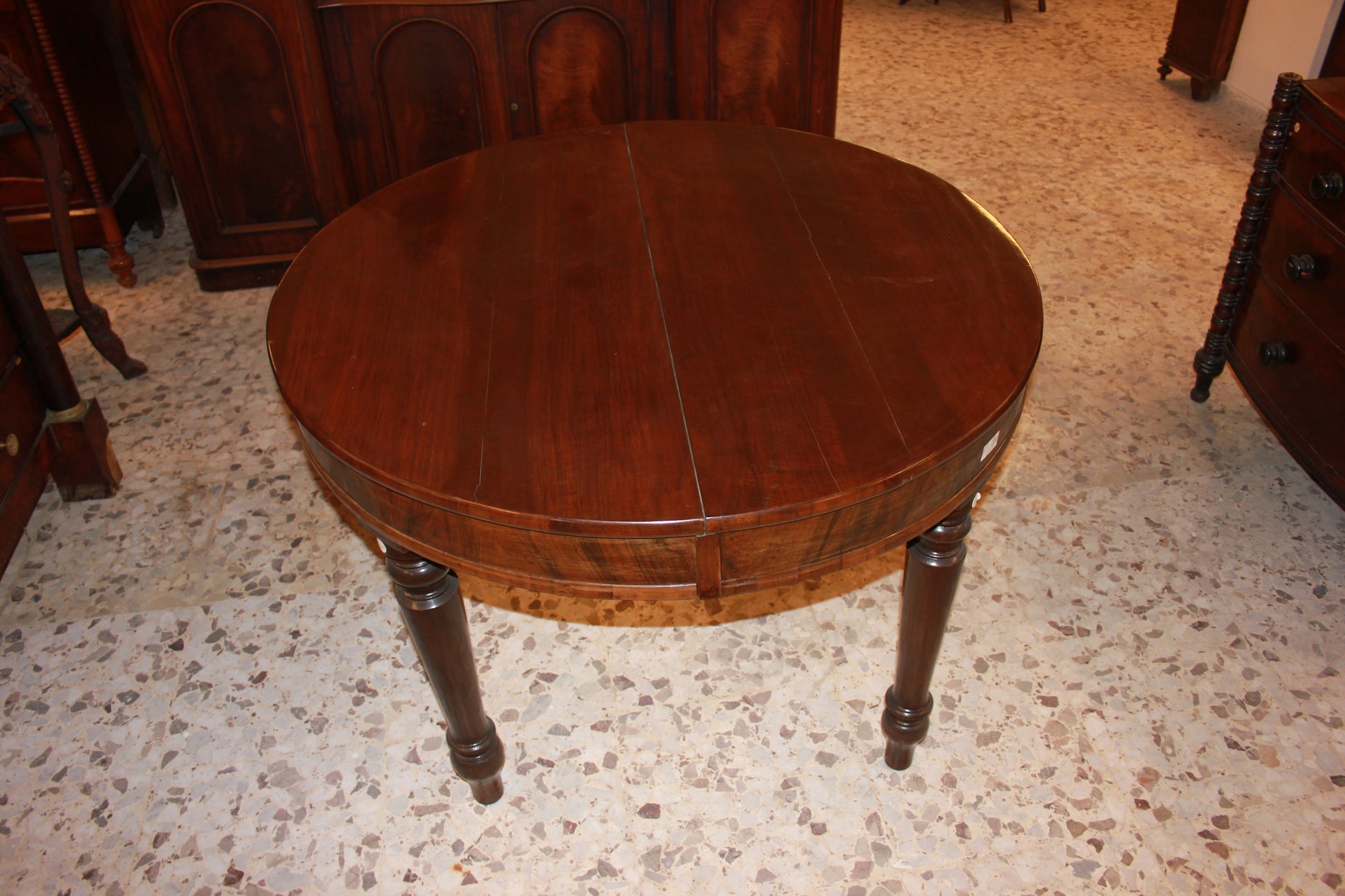 Tavolo circolare allungabile in legno di noce fiammato stile Luigi Filippo del 1800