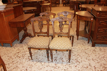 Groupe de 4 chaises victoriennes anglaises en bois de noyer avec sculptures