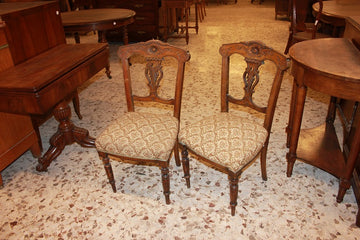 Group of 4 English Victorian chairs in walnut wood with carvings