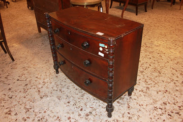 Commode de la première moitié du XIXème siècle, de style Régence en bois d'acajou