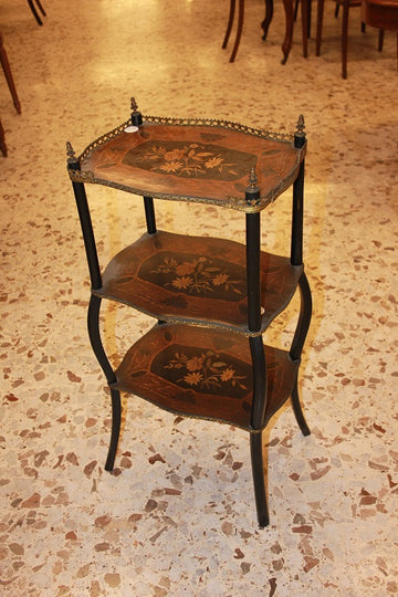 petite table française Napoléon III de 1800, richement marquetée à 3 étagères