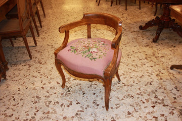 Fauteuil de bureau de style Directoire en noyer avec broderie aux petits points