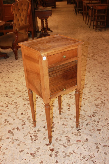 Mobiletto comodino francese stile Luigi XVI del 1800 in legno di noce con serrandina