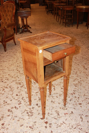 Table de Chevets Anciens française de style Louis XVI des années 1800 en noyer avec volet