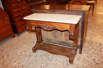 Console française de style Louis Philippe en noyer avec plateau de tiroir en marbre et motifs sculptés