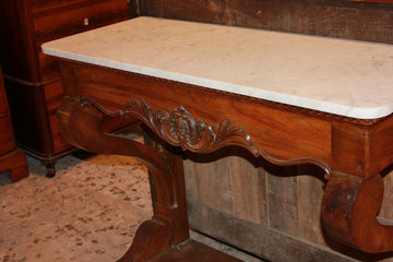 Console française de style Louis Philippe en noyer avec plateau de tiroir en marbre et motifs sculptés
