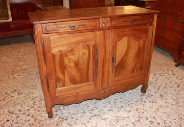 Buffet français 2 portes en noyer de style provençal avec motif sculpté du 19ème siècle