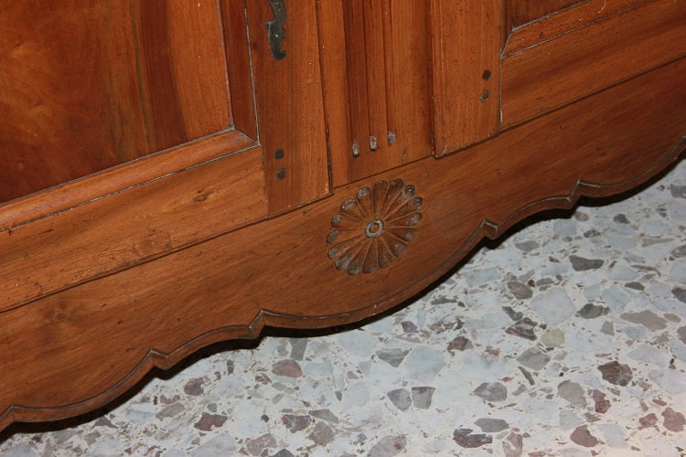 Credenza 2 porte francese in legno di noce stile Provenzale con motivo di intaglio XIX secolo